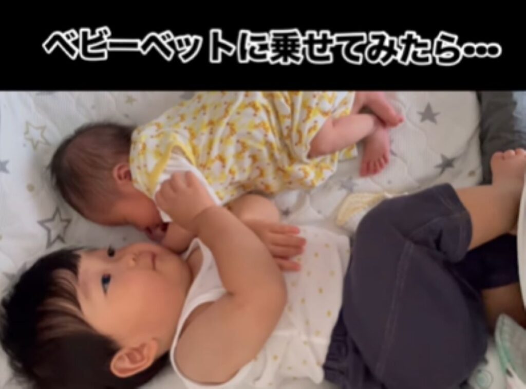 ベビーベッドに乗せてみると…（＠2525satobabyさんより提供）