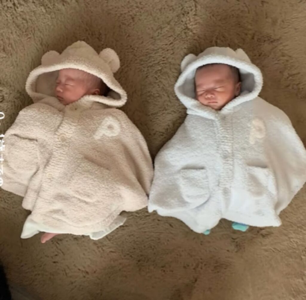 並んで寝る2人（＠miminya112さんより提供）