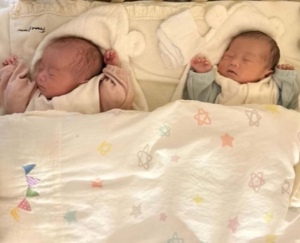 両手を上げて寝ています（＠miminya112さんより提供）