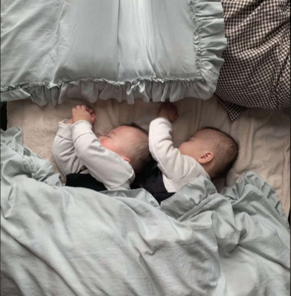 同じ向きで寝ています（＠miminya112さんより提供）