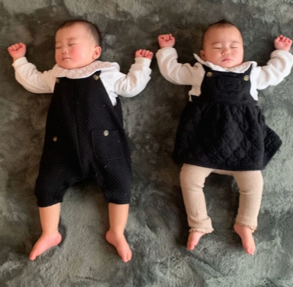 バンザイをしているようです（＠miminya112さんより提供）