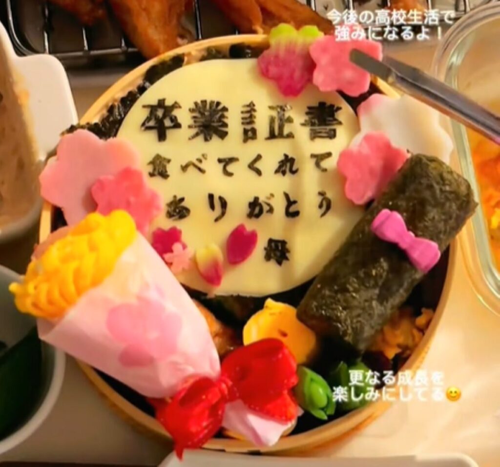 卒業のモチーフが盛りだくさん（＠obento_mocoさんより提供）