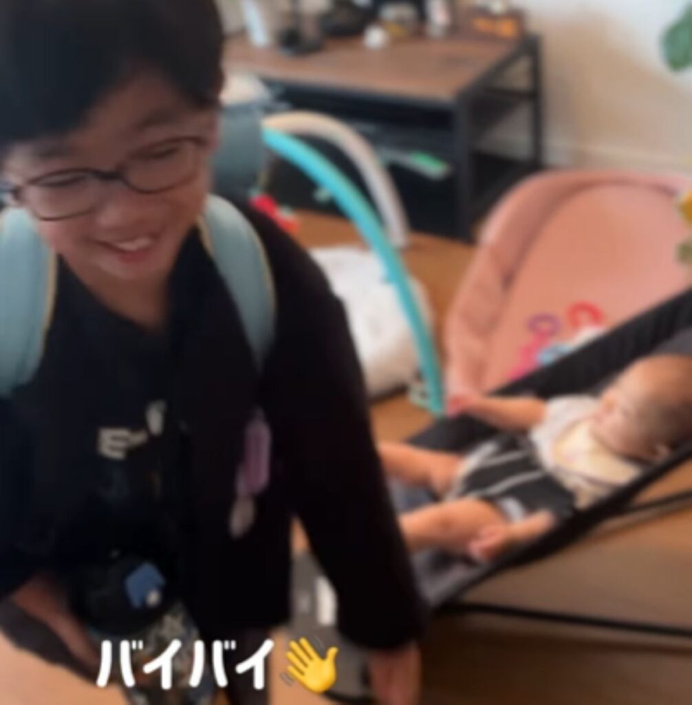 「バイバイ」と次男くん（＠emi813__さんより提供）