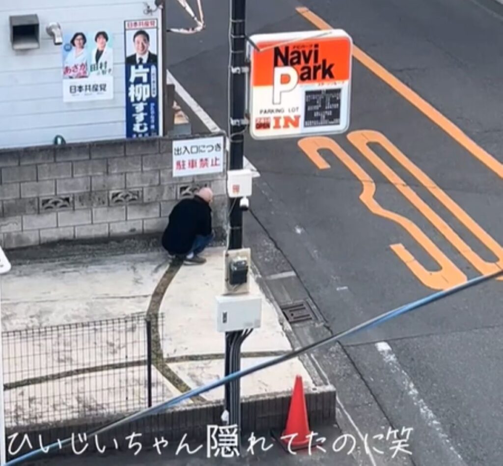 隠れるひいおじいちゃん（＠rei1117.3195さんより提供）