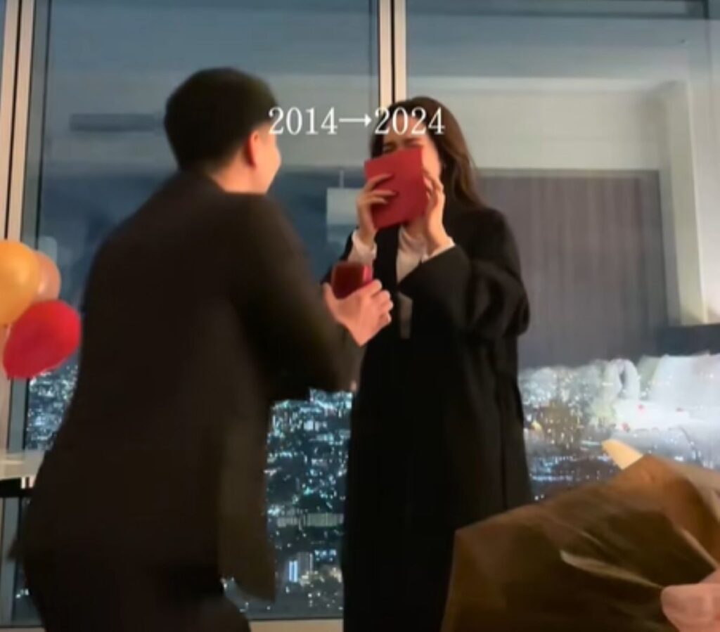 プロポーズの様子（＠daariocoupleさんより提供）