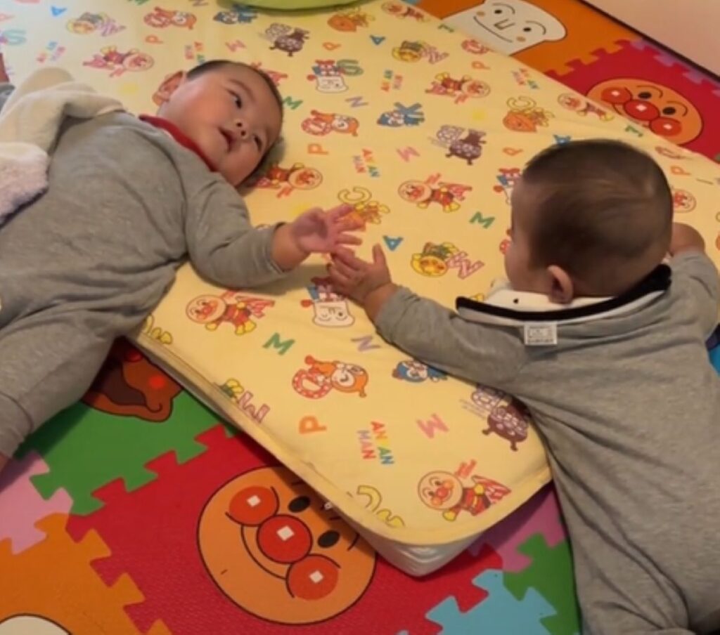 お互いに伸ばす手（＠pichuuu_27さんより提供）