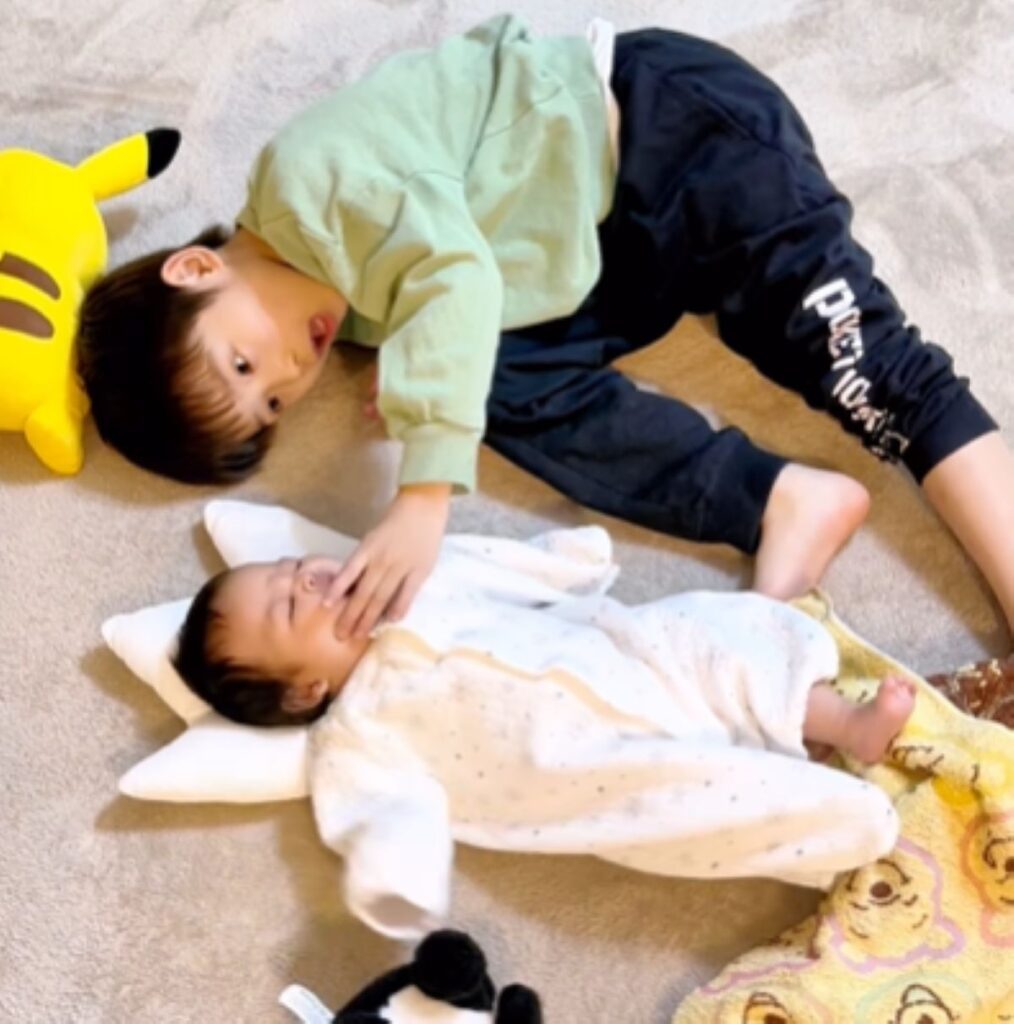 妹さんを構うお兄ちゃん（＠iam_choc745さんより提供）