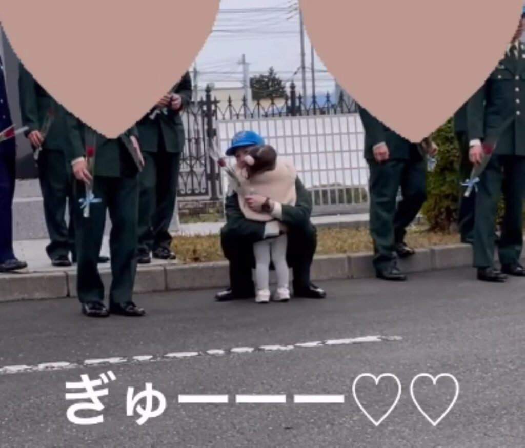 ぎゅーっと抱きしめるパパさん（＠m_0403.0922.0913さんより提供）