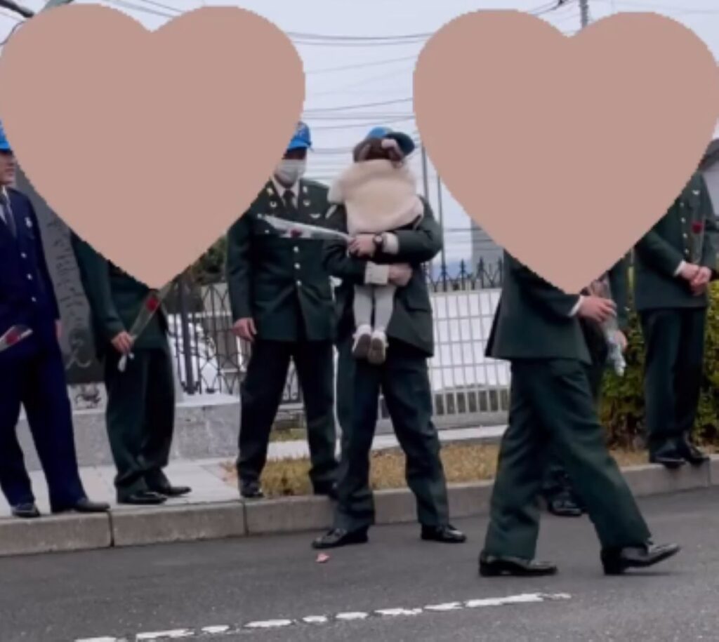 娘さんを抱き上げるパパさん（＠m_0403.0922.0913さんより提供）