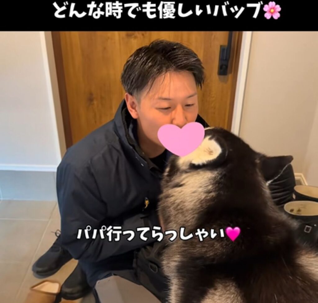 優しく送り出すおこめくん（＠mochigomebrothersさんより提供）