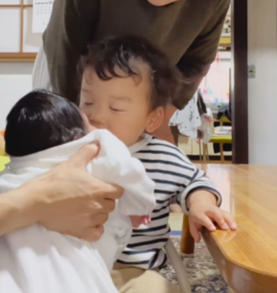 妹さんにチュー（＠souri0916さんより提供）