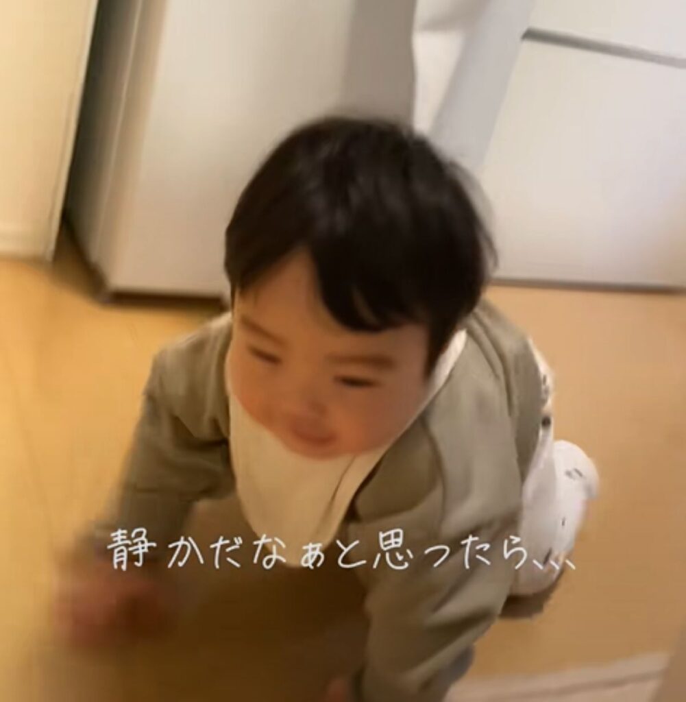 ハイハイで戻る息子さん（＠dagashizukiさんより提供）