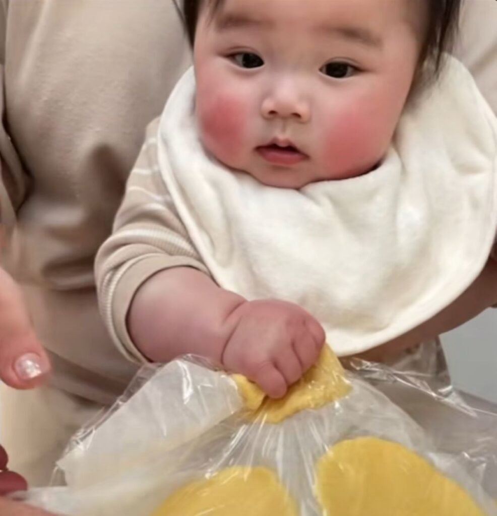 生地を握ってしまった娘さん（＠cherume_mamaさんより提供）