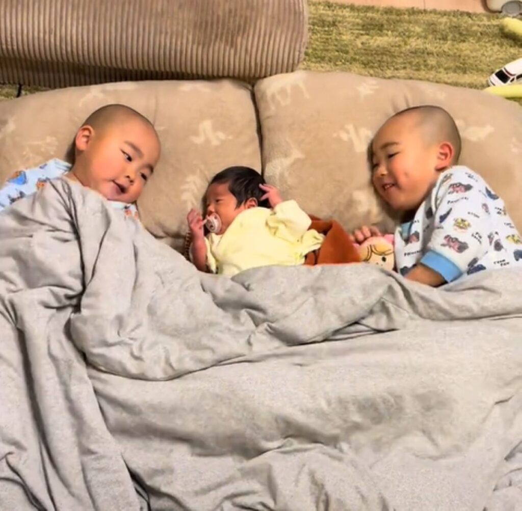 妹さんを挟んで寝るお兄ちゃん（＠to_ri55さんより提供）