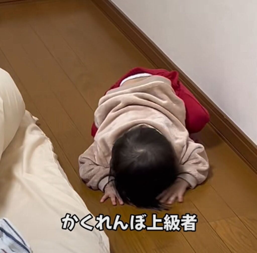 床にふせて隠れたつもりの娘さん（＠nakamotokeymhさんより提供）