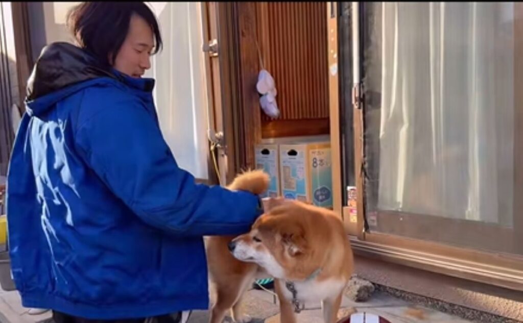 おいも君と触れ合う配達員さん（＠oimo0815さんより提供）