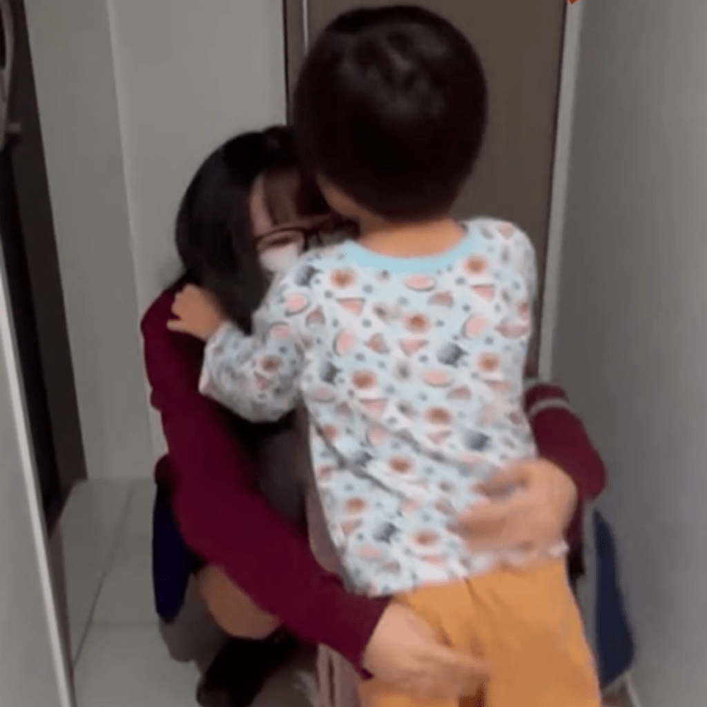 長男くんは助走をつけて長女さんにダイビングハグ！（＠yui.y.sei1110さんより提供）