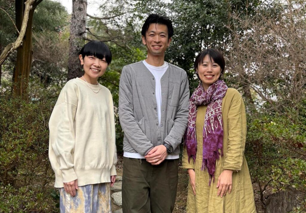 新潟にオルタナティブスクールを設立する寺嶋聡美さん、小林弘樹さん、赤川千穂さん（右から）
