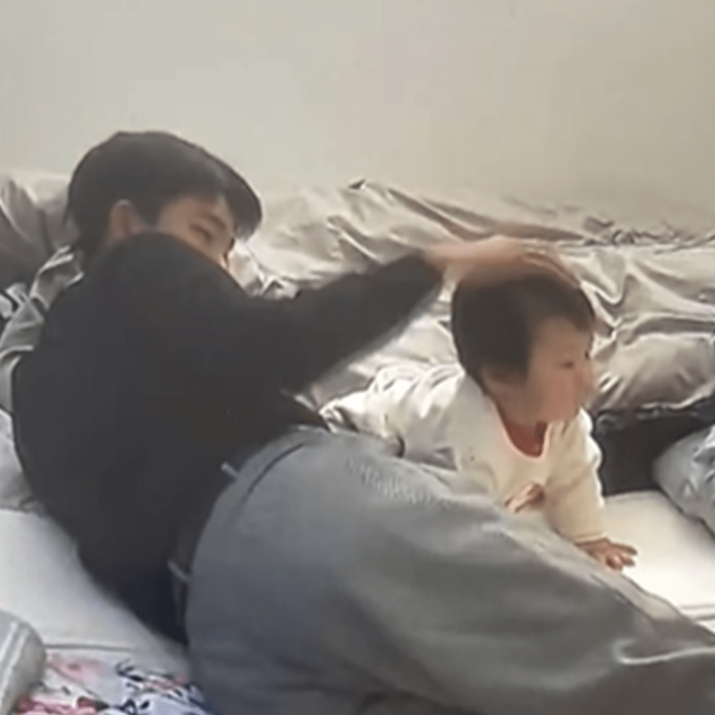 寝起きでボーっとしている三男くんをやさしくなでなで（@haz_mama3taroさんより提供）