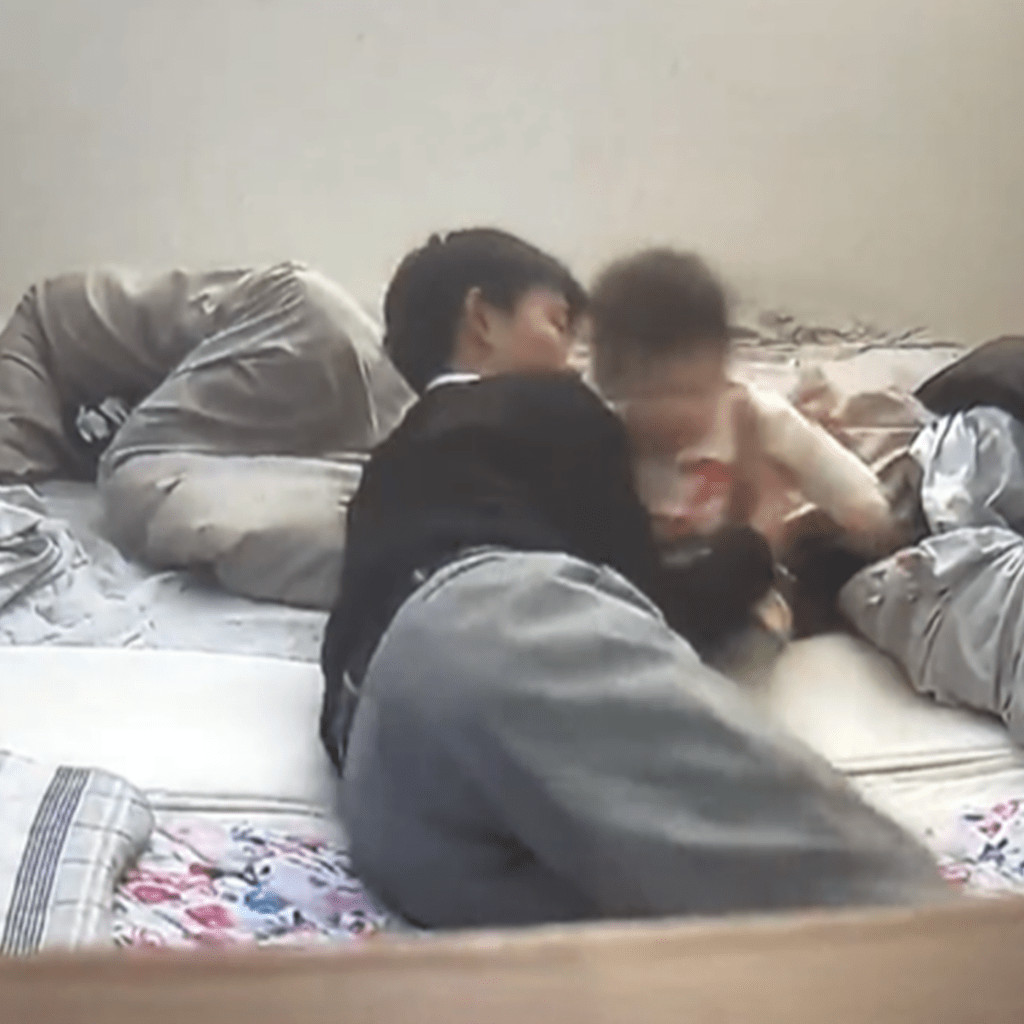 「お兄ちゃんが抱っこしてあげよう」（@haz_mama3taroさんより提供）