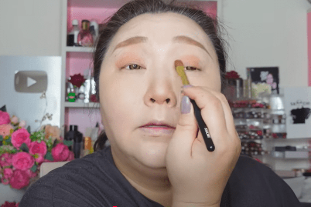 アイシャドウは明るい色をチョイス（@sachi-sachi-channelさんより提供）