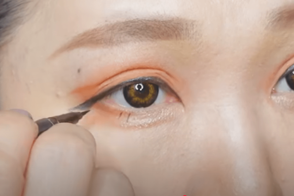 アイラインは目尻を下げてかわいい印象に（@sachi-sachi-channelさんより提供）