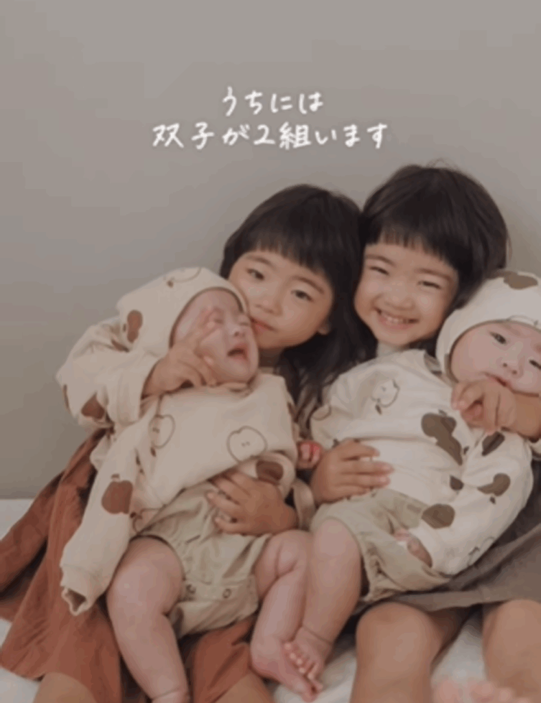 下の双子を抱っこする上の双子（@miyaco.929さんより提供）