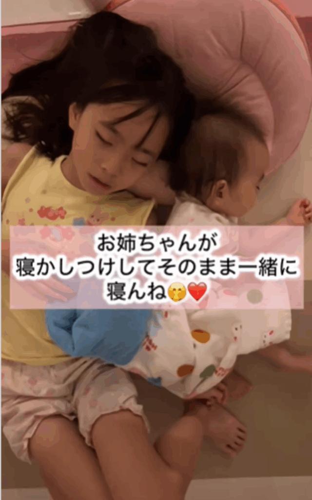 妹さんを寝かしつけてそのまま一緒に寝るお姉ちゃん（@_jurixmitsu_さんより提供）
