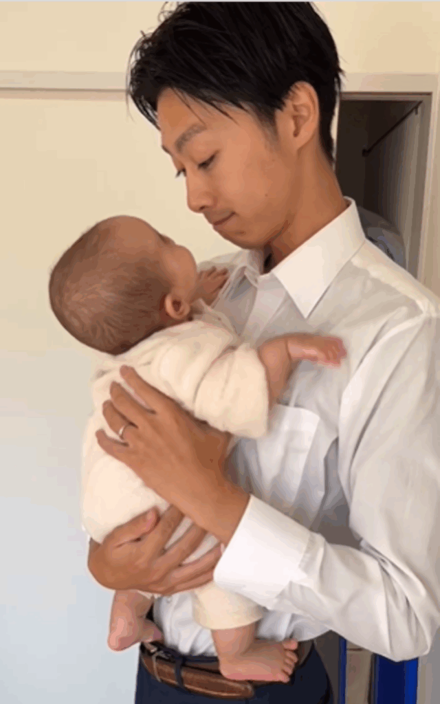 パパを見つめる娘さん（@_jurixmitsu_さんより提供）