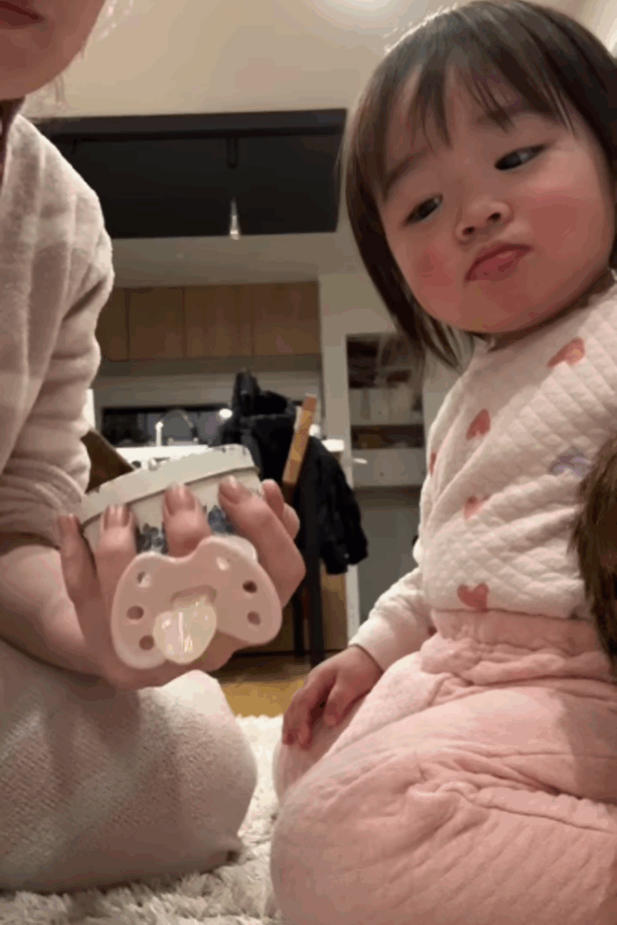 おしゃぶりを見つめる娘さん（@akane.miyabayashiさんより提供）