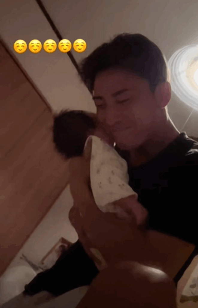 起きてしまった娘さんを抱きしめるパパさん（@kamata_fuufuさんより提供）