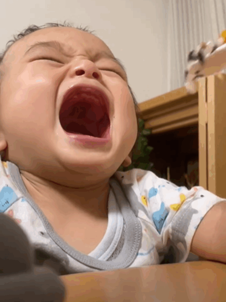 大きな「あーん」をしてご飯を催促する息子さん（@ajaj03230さんより提供）