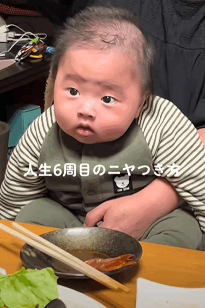 興味津々といった表情で見つめる息子さん（@gdyyddtuさんより提供）