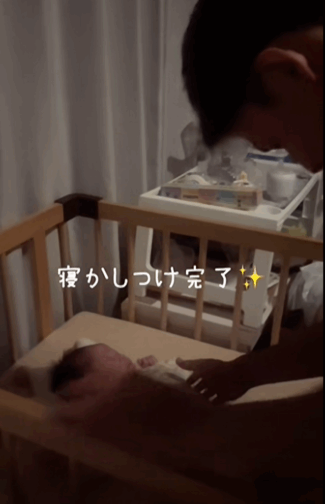 娘さんをそっとベッドに下ろすパパさん（@kamata_fuufuさんより提供）