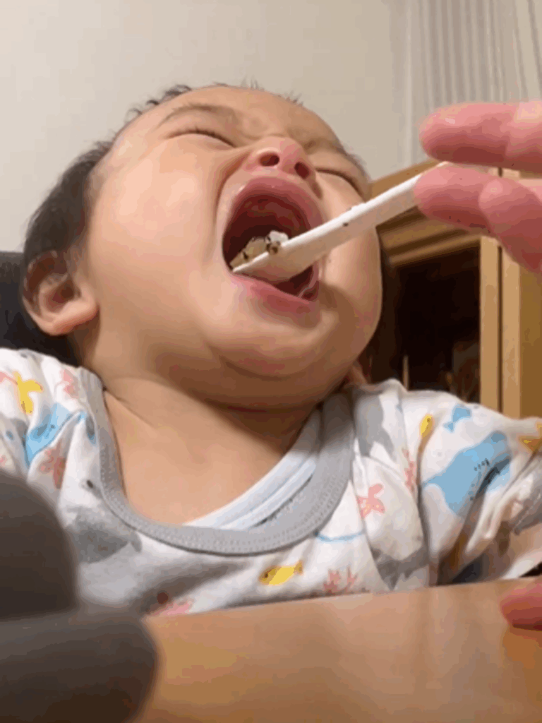 大きな「あーん」をしてご飯を迎える息子さん（@ajaj03230さんより提供）