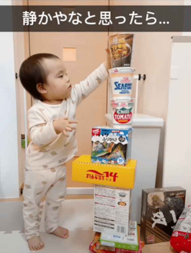 カップ麺を積み上げている息子さん（@yururi_iroさんより提供）