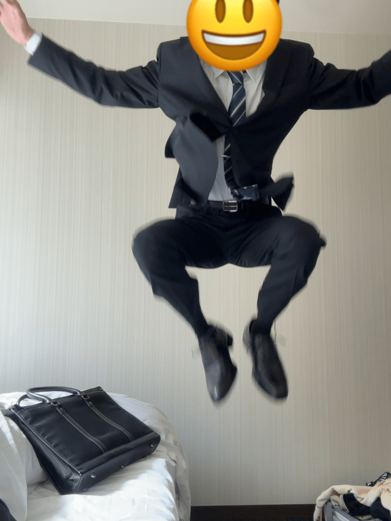 息子さんが送ってきたスーツ姿の自撮り写真：ジャンプして全身が入っている（@sn_ponta1029さんより提供）
