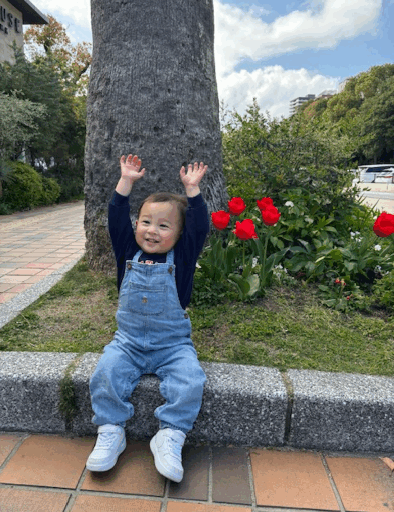 バンザイをする息子さん（@juna_kosodateさんより提供）