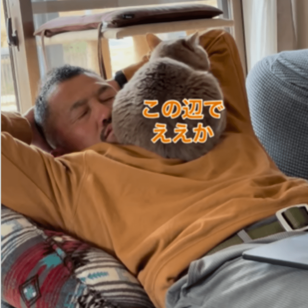 顎の前を試すマイキーくん（@kozinuyaさんより提供）