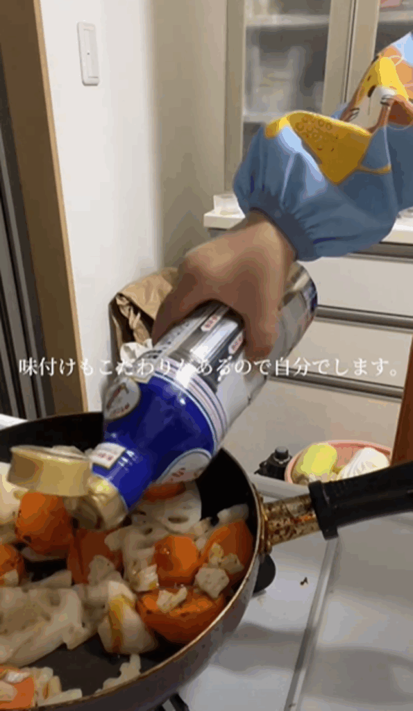 蓮根と人参の炒め物を作る息子さん（@365dayshusbandさんより提供）