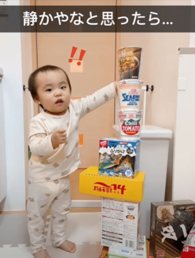 撮影するママさんと目が合った息子さん（@yururi_iroさんより提供）