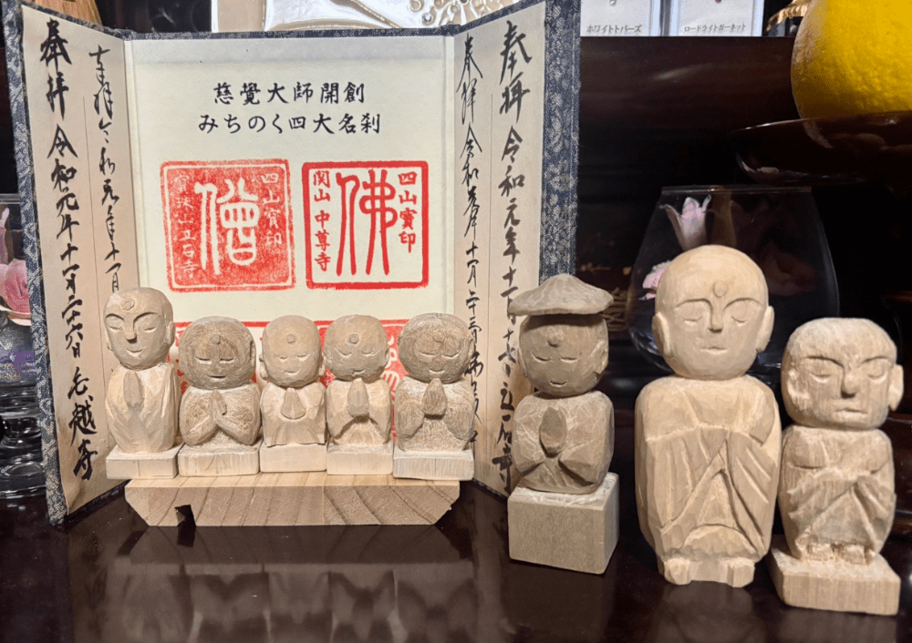 仏壇に並べられた木彫りのお地蔵さん（@yumi_yummy06さんより提供）