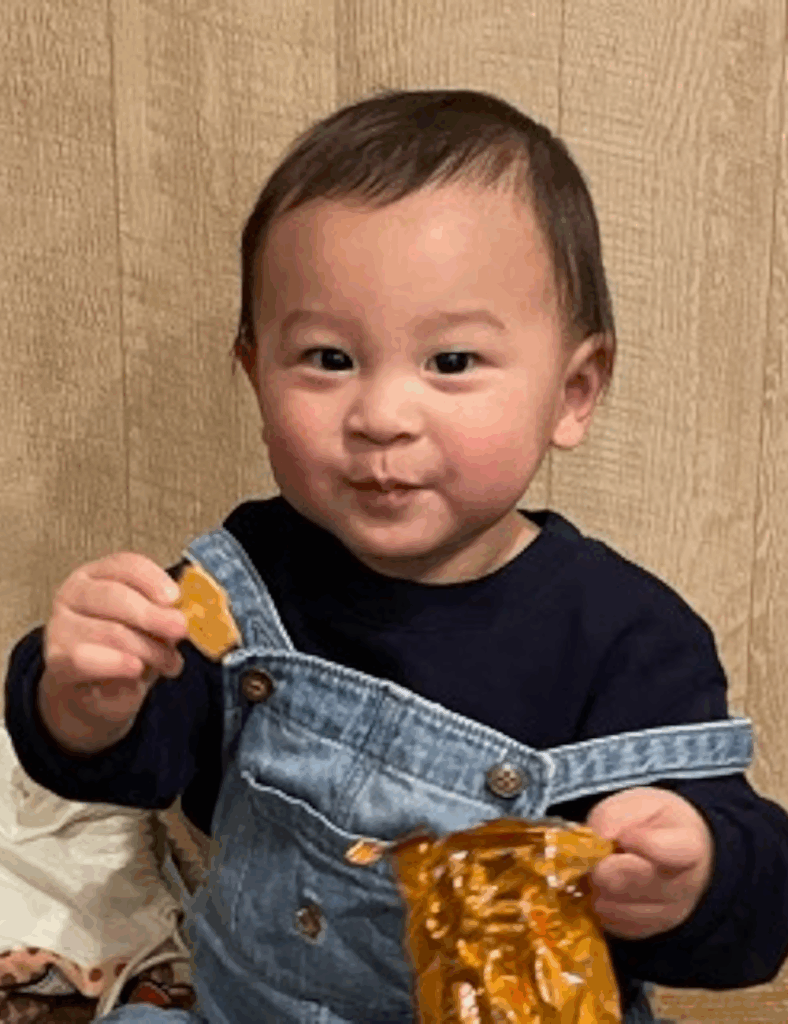 お菓子をつまむ息子さん（@juna_kosodateさんより提供）