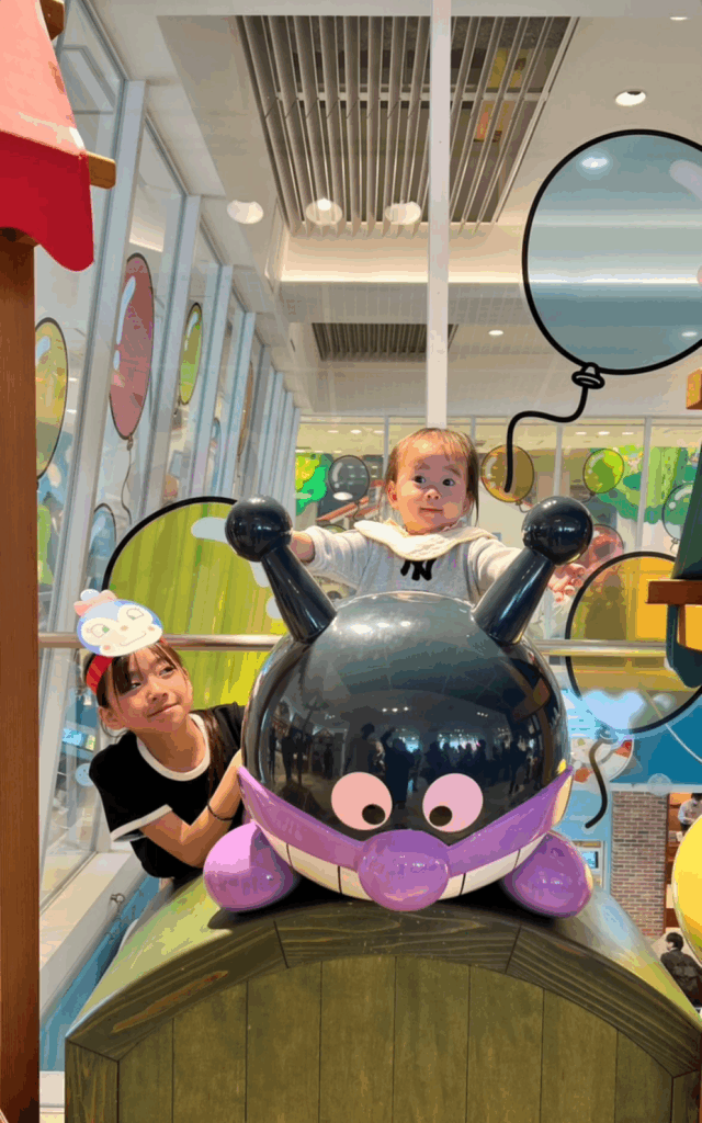 キャラクター型の遊具に乗る妹さんとそばで見守るお姉ちゃん（@_jurixmitsu_さんより提供）