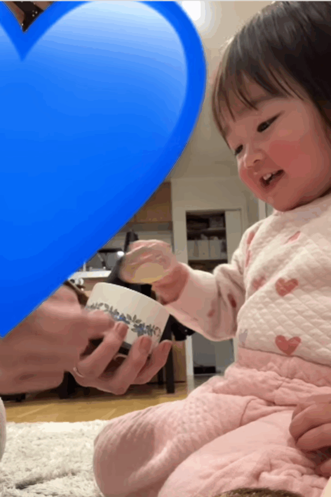 宝箱におしゃぶりを入れる娘さん（@akane.miyabayashiさんより提供）