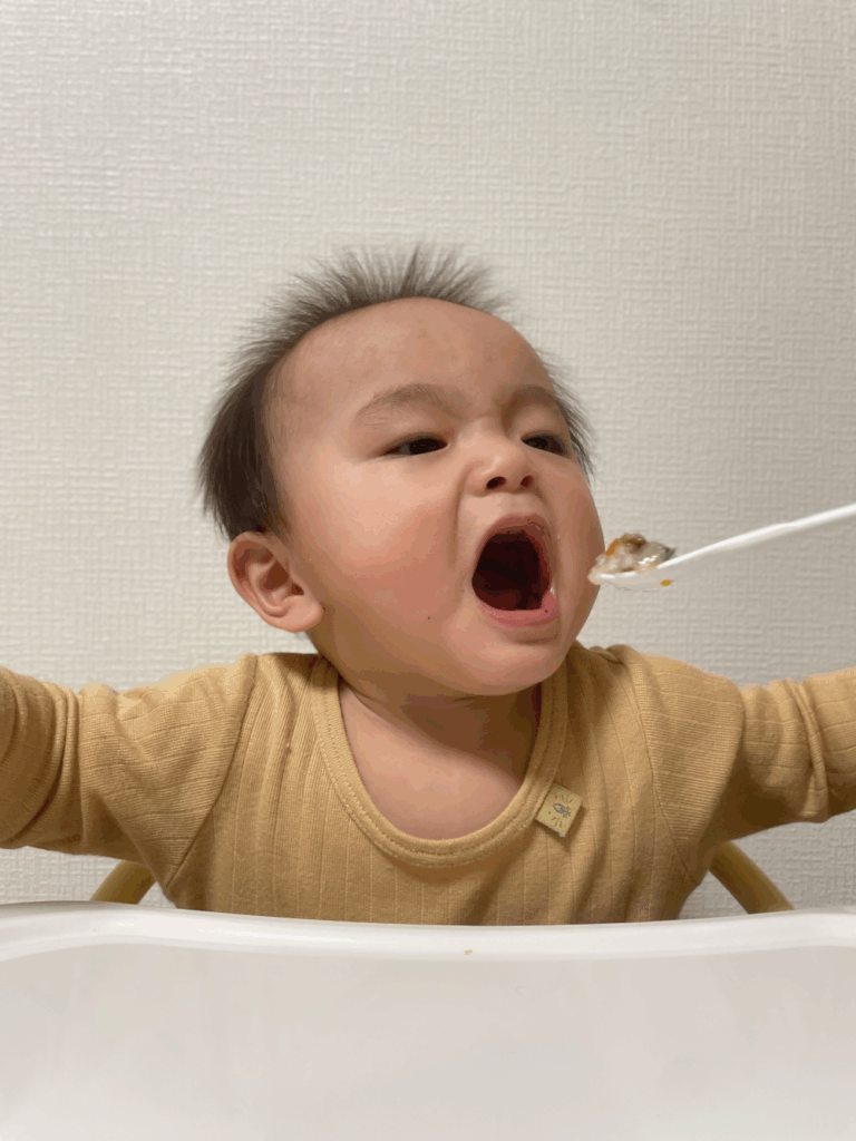 両手を広げて「あーん」する息子さん（@ajaj03230さんより提供）