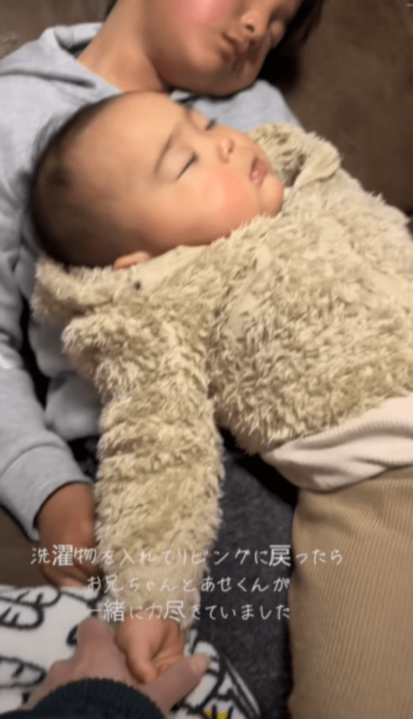 手を握っても寝たままの弟くん（@asekun0509さんより提供）