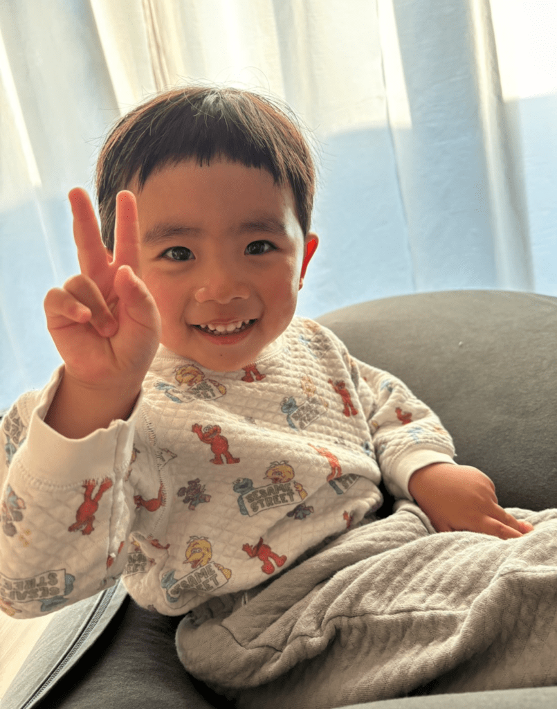 ピースサインをする息子さん（@mfam_20stさんより提供）