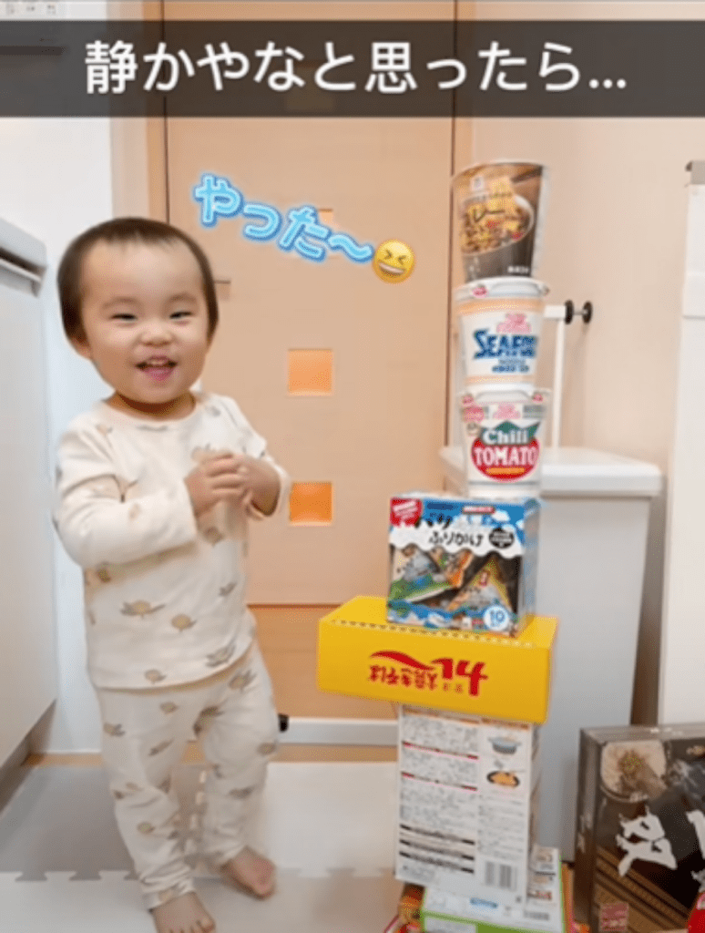 タワーが完成し手を叩いて喜ぶ息子さん（@yururi_iroさんより提供）