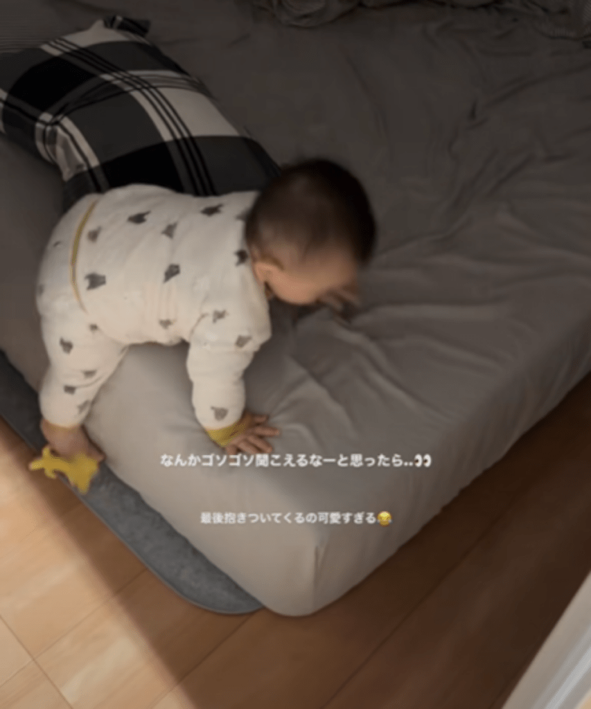 慎重にベッドから降りる息子さん（@serabooo7さんより提供）